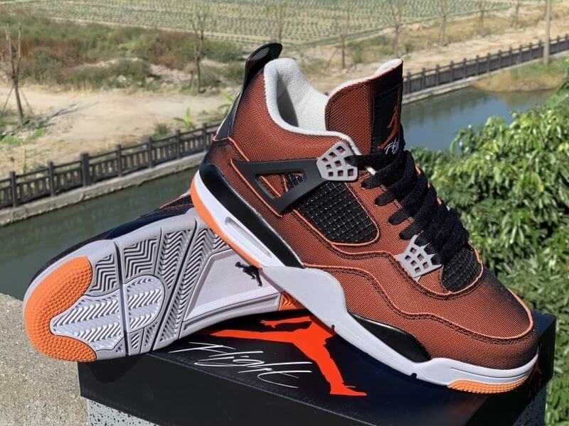 Premièrement : Les baskets Air Jordan 4 Femme se distinguent par leur design iconique et leur capacité à allier style et fonctionnalité.