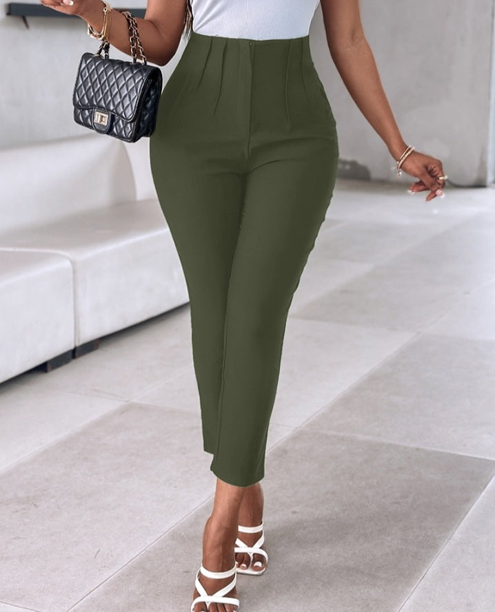 Premièrement : Ce Pantalon de travail court taille haute Femme .