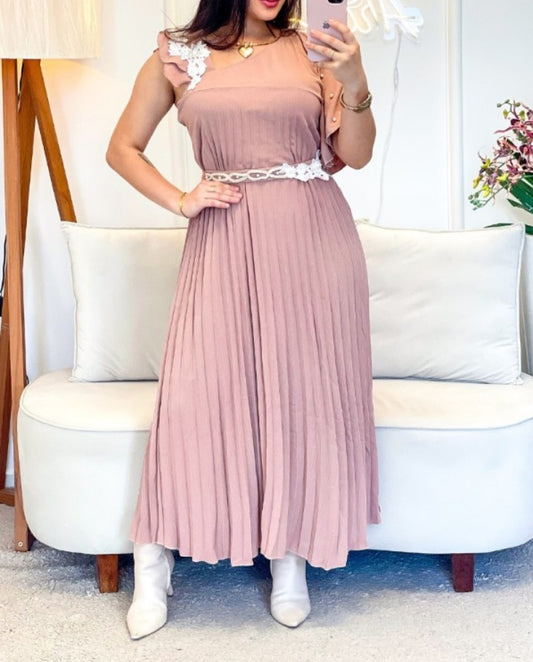 Premièrement : Cette Robe longue plissée asymétrique à volants et épaules dénudées ( avec ceinture) Femme.