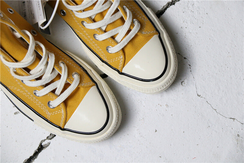 Premièrement : Les baskets Converse Femme se distinguent par leur design iconique et leur esthétique vintage.