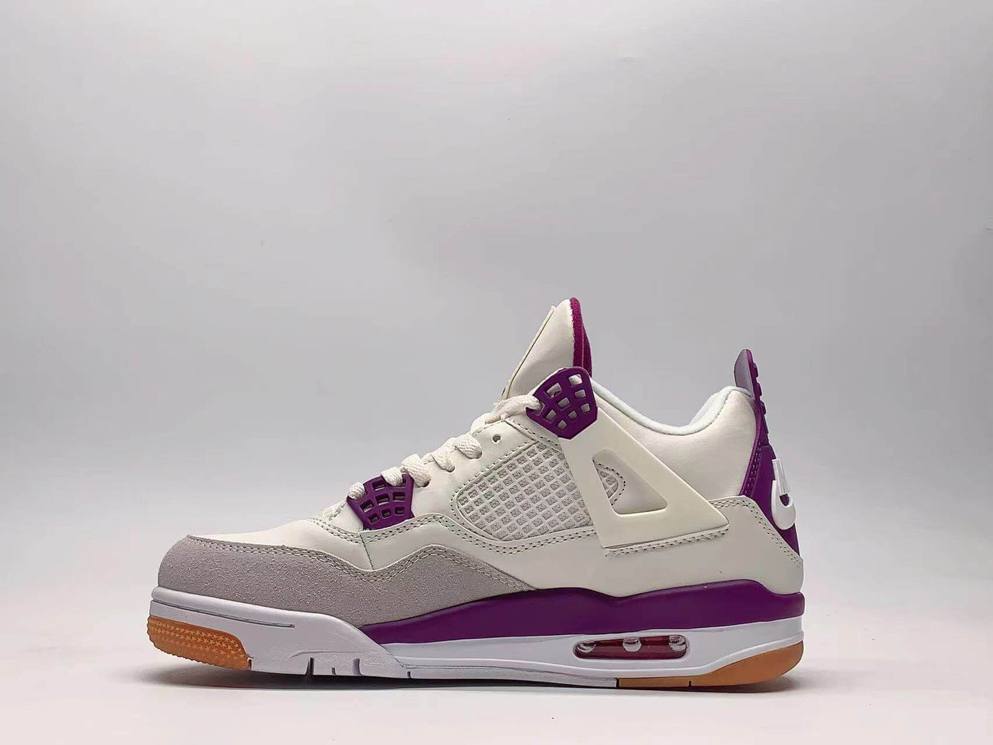 Premièrement : Les baskets Air Jordan 4 Femme se distinguent par leur design iconique et leur capacité à allier style et fonctionnalité.
