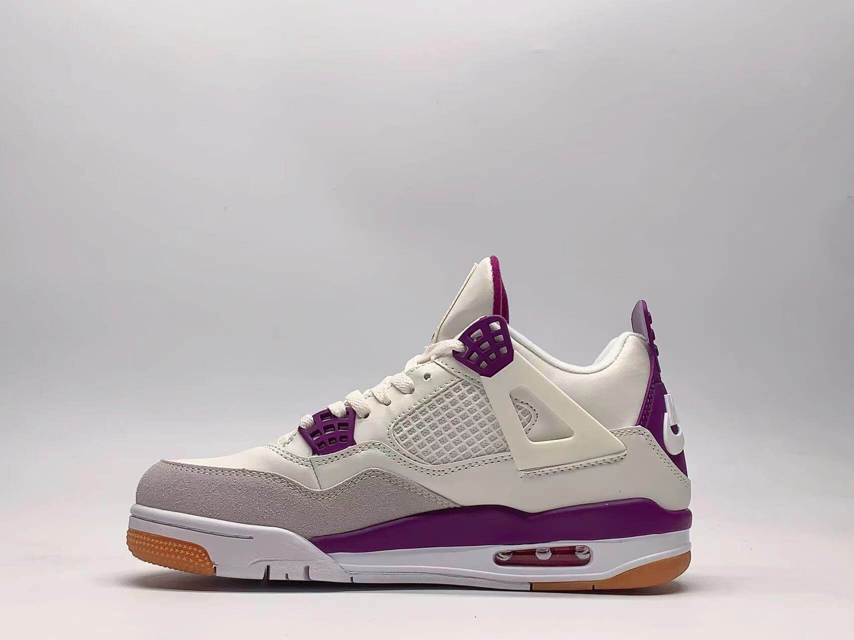 Premièrement : Les baskets Air Jordan 4 Femme se distinguent par leur design iconique et leur capacité à allier style et fonctionnalité.