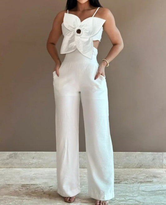 Premièrement : La Combinaison à motif Floral et poche creuse Femme incarne la douceur et le raffinement, parfaite pour un look à la fois décontracté et élégant.
