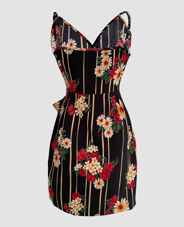 Premièrement : Cette Robe courte décontractée à bretelles spaghetti et col en V à imprimé floral pailetté avec détails croisés Femme.
