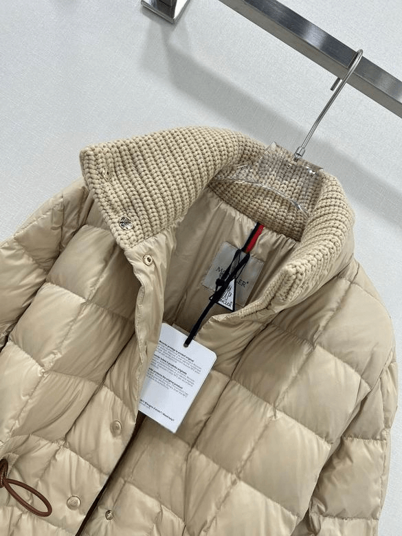 Premièrement : Les doudounes Moncler Femme, ainsi que les manteau Moncler Femme, incarnent un style et un raffinement incomparables.