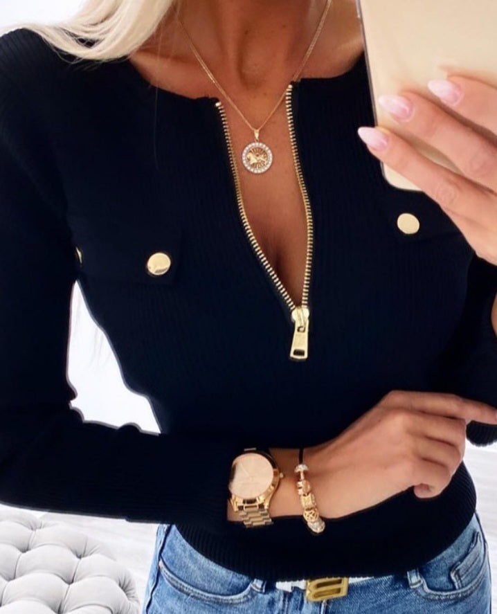 Round neck knitted sweater with zip closure