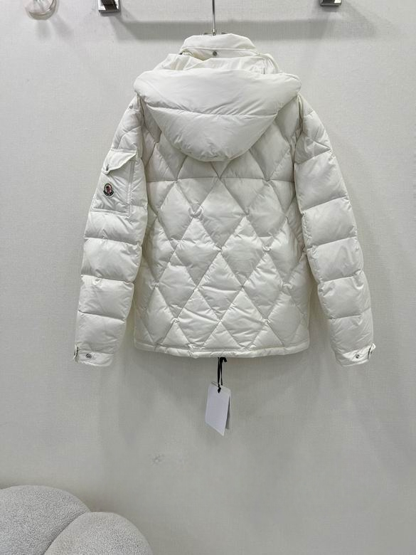 Premièrement : Les doudounes Moncler Femme, ainsi que les manteau Moncler Femme, incarnent un style et un raffinement incomparables.