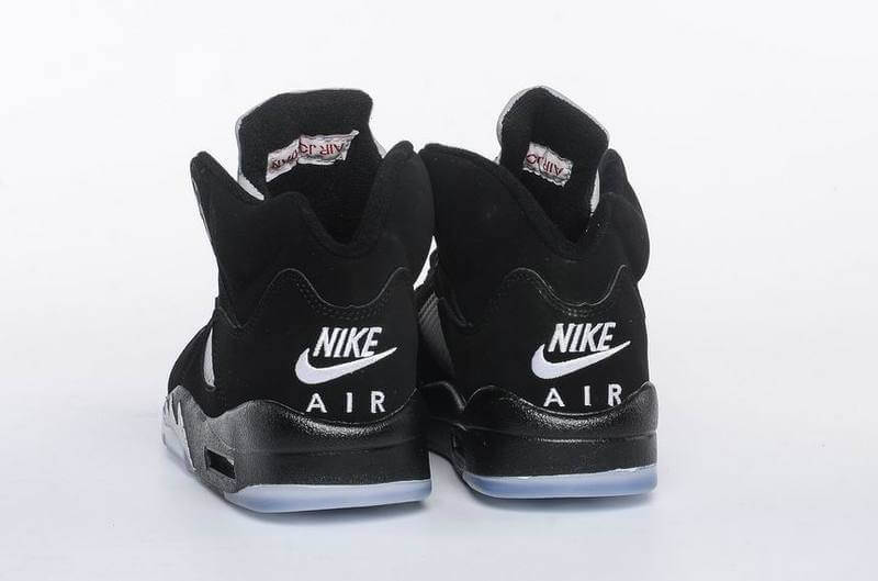 Premièrement, les baskets Air Jordan 5 Femme incarnent un mélange parfait de style audacieux et de performance exceptionnelle.