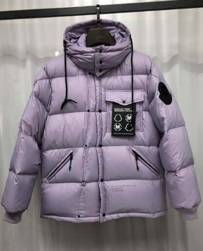 Premièrement : Les doudounes Moncler Femme, ainsi que les manteau Moncler Femme, incarnent un style et un raffinement incomparables.