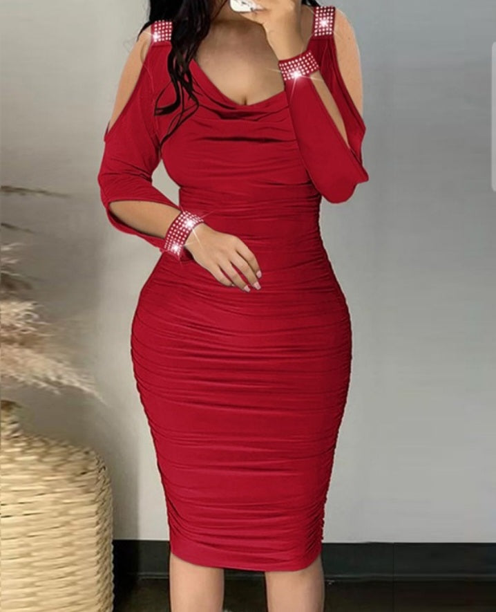 Premièrement : Cette Robe moulante froncée à épaules dénudées et strass Femme.