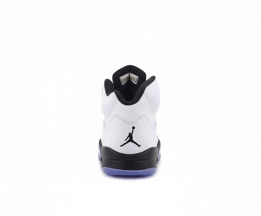 Premièrement, les baskets Air Jordan 5 Femme incarnent un mélange parfait de style audacieux et de performance exceptionnelle.