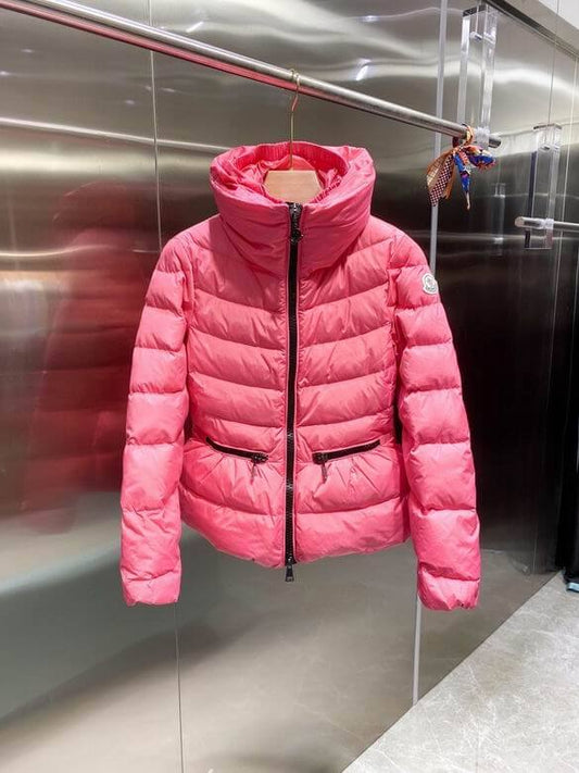 Premièrement : Les doudounes Moncler Femme, ainsi que les manteau Moncler Femme, incarnent un style et un raffinement incomparables.