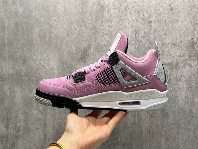 Premièrement : Les baskets Air Jordan 4 Femme se distinguent par leur design iconique et leur capacité à allier style et fonctionnalité.