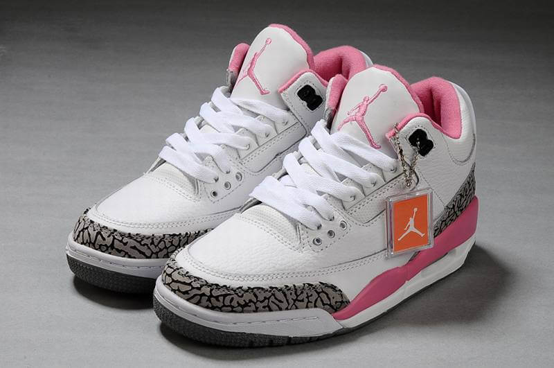 Premièrement, les baskets Air Jordan 3 Femme sont un symbole de style intemporel et de performance de haut niveau.