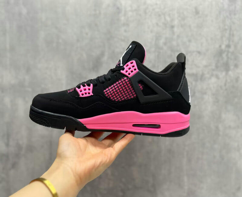 Premièrement : Les baskets Air Jordan 4 Femme se distinguent par leur design iconique et leur capacité à allier style et fonctionnalité.
