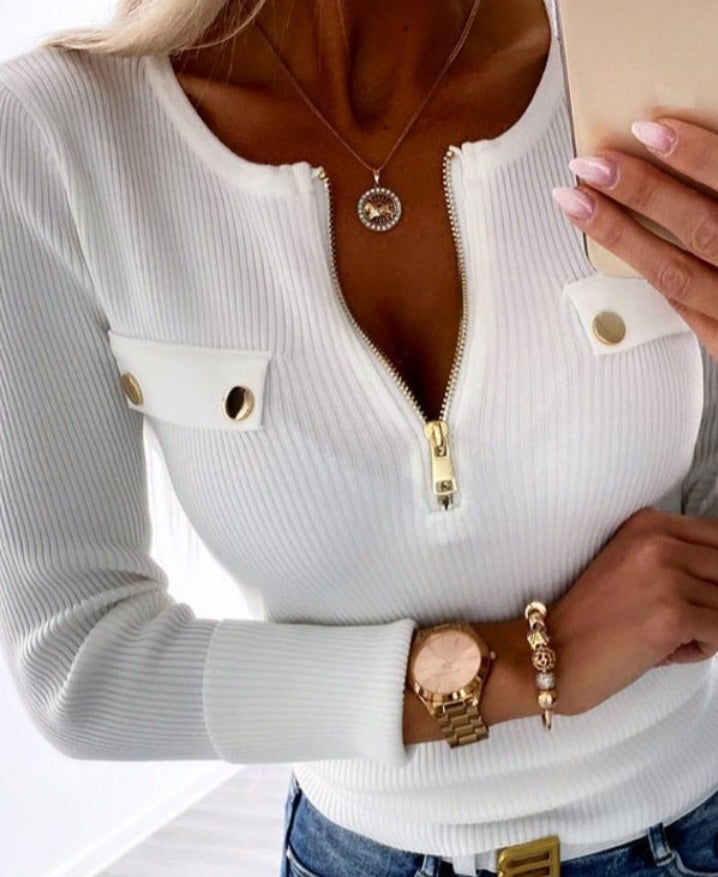 Round neck knitted sweater with zip closure