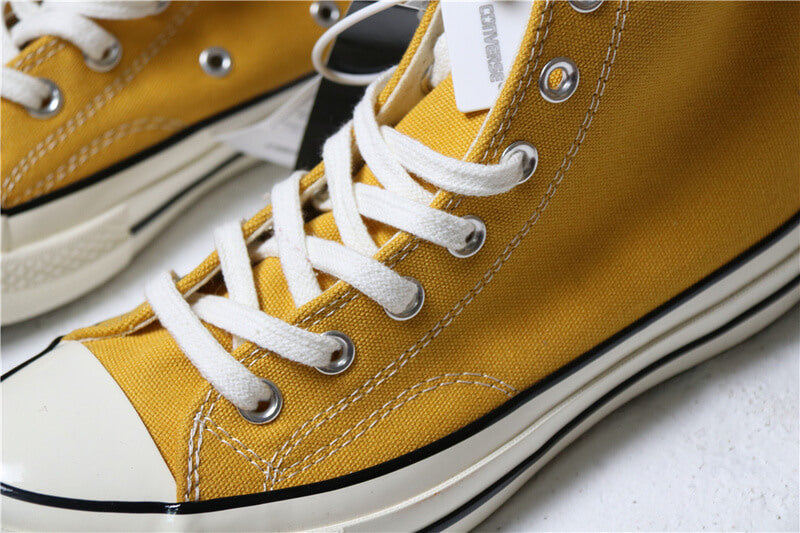Premièrement : Les baskets Converse Femme se distinguent par leur design iconique et leur esthétique vintage.