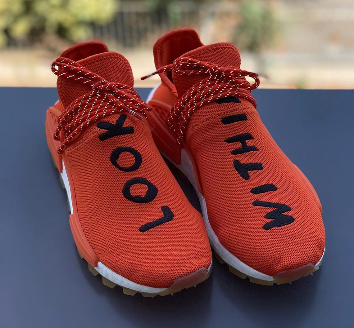 les baskets Adidas Human Race NMD x Pharrell Yellow " Femme  sont un témoignage de l'engagement d'Adidas à combiner style et innovation.