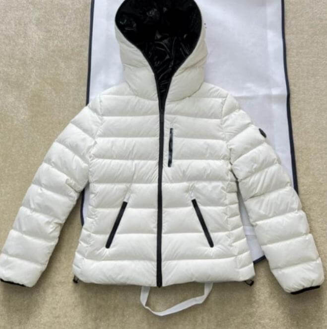 Premièrement : Les doudounes Moncler Femme, ainsi que les manteau Moncler Femme, incarnent un style et un raffinement incomparables.