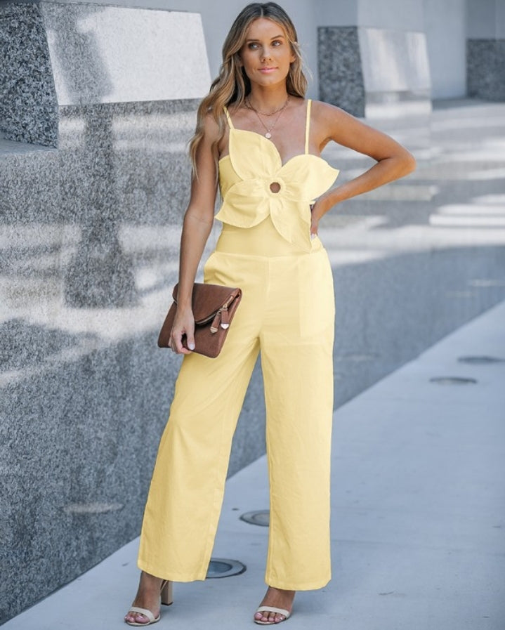 Premièrement : La Combinaison à motif Floral et poche creuse Femme incarne la douceur et le raffinement, parfaite pour un look à la fois décontracté et élégant.