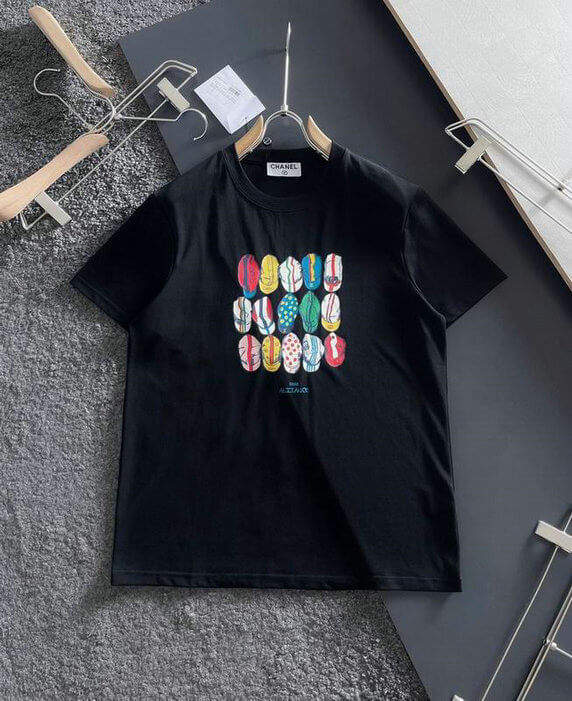 les T-shirts Chanel Femme offrent une élégance et un confort inégalés. Au meilleur prix. Le moins cher design emblématique.