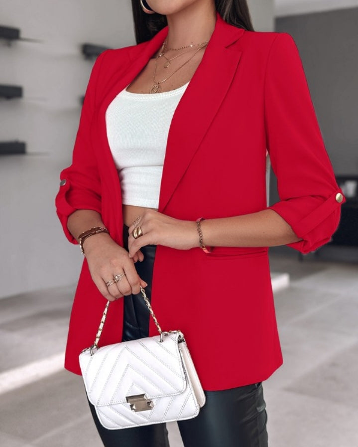 Premièrement : Ajoutez une touche de sophistication et de modernité à votre garde-robe avec ce Manteau blazer à col cranté et manches retroussés femme