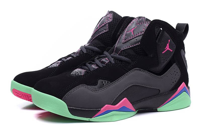 Premièrement, les baskets Air Jordan 7 Femme se distinguent par leur design iconique et leur confort exceptionnel.