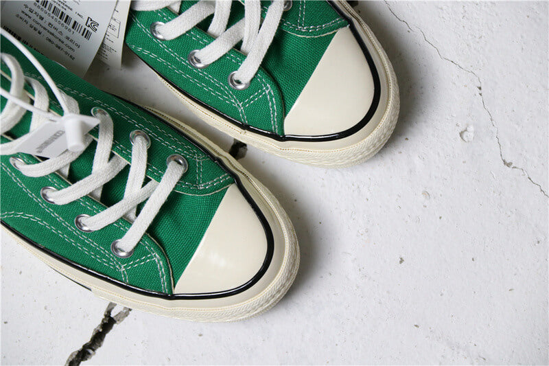 Premièrement : Les baskets Converse Femme se distinguent par leur design iconique et leur esthétique vintage.