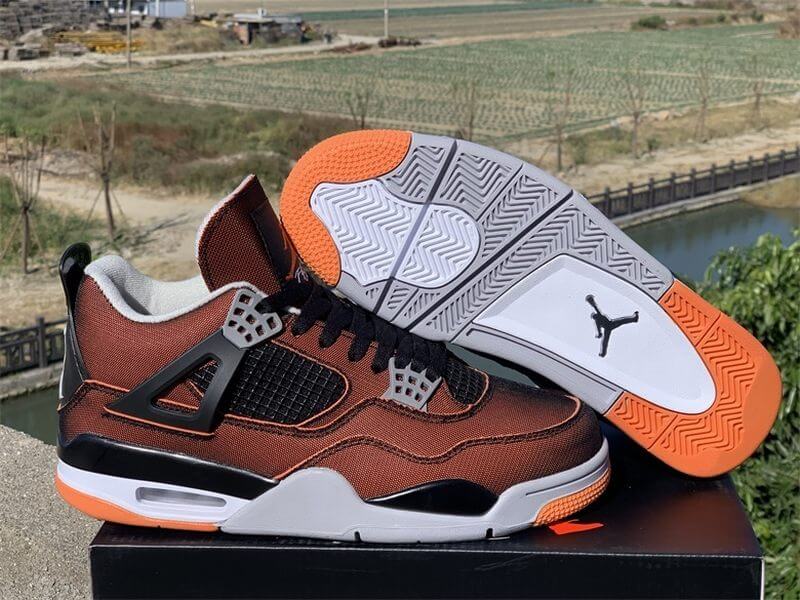 Premièrement : Les baskets Air Jordan 4 Femme se distinguent par leur design iconique et leur capacité à allier style et fonctionnalité.