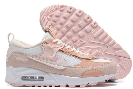 Les baskets Nike Air Max 90 Futura sont des pièces maîtresses de la mode.