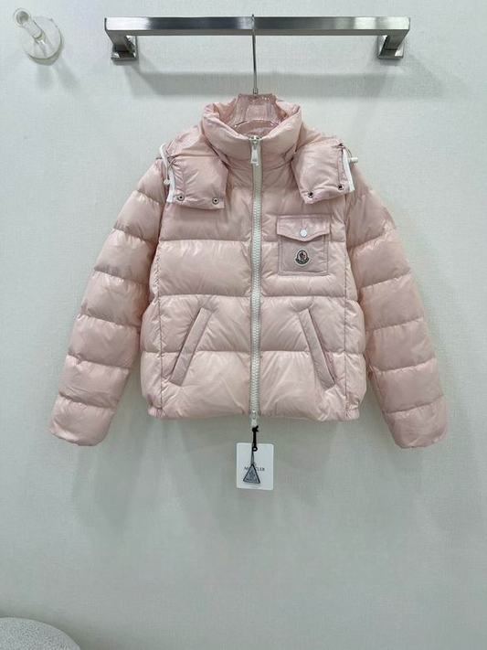 Premièrement : Les doudounes Moncler Femme, ainsi que les manteau Moncler Femme, incarnent un style et un raffinement incomparables.