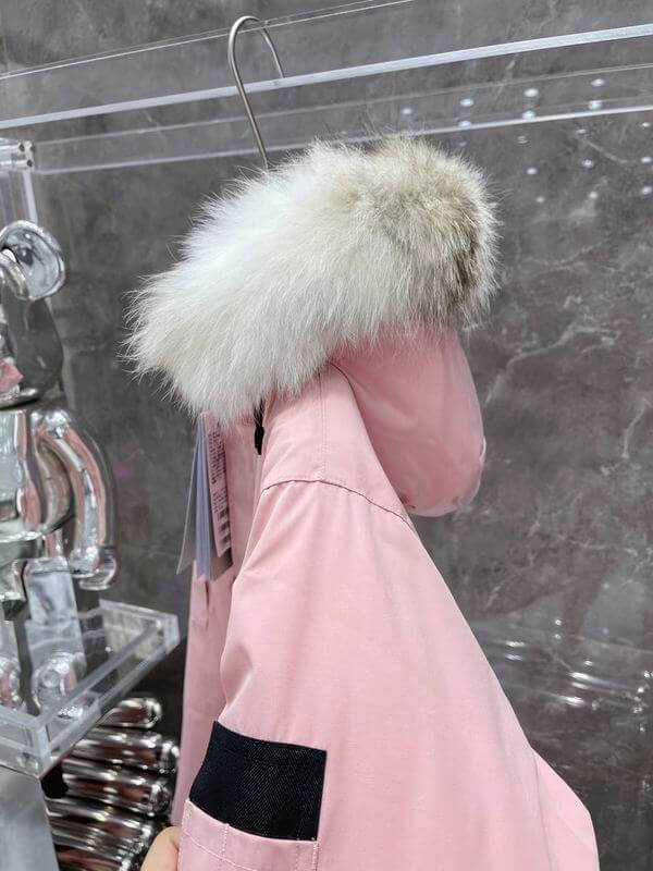 Résultat de l'évolution emblématique de la marque Canada G00se Femme, la Doudoune Canada G00se Femme est un témoignage de l'engagement de Canada G00se à combiner style,