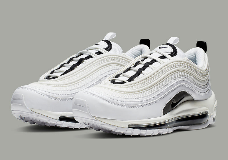 Premièrement, les baskets Nike Air Max 97 Femme incarnent un design emblématique et audacieux.

Inspirées des lignes fluides des trains à grande vitesse japonais.
