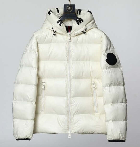 Premièrement : Les doudounes Moncler Femme, ainsi que les manteau Moncler Femme, incarnent un style et un raffinement incomparables.