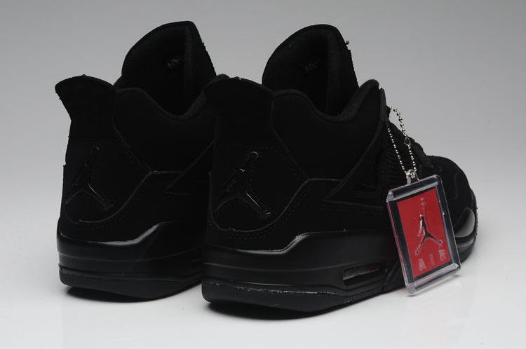 Premièrement : Les baskets Air Jordan 4 Femme se distinguent par leur design iconique et leur capacité à allier style et fonctionnalité.