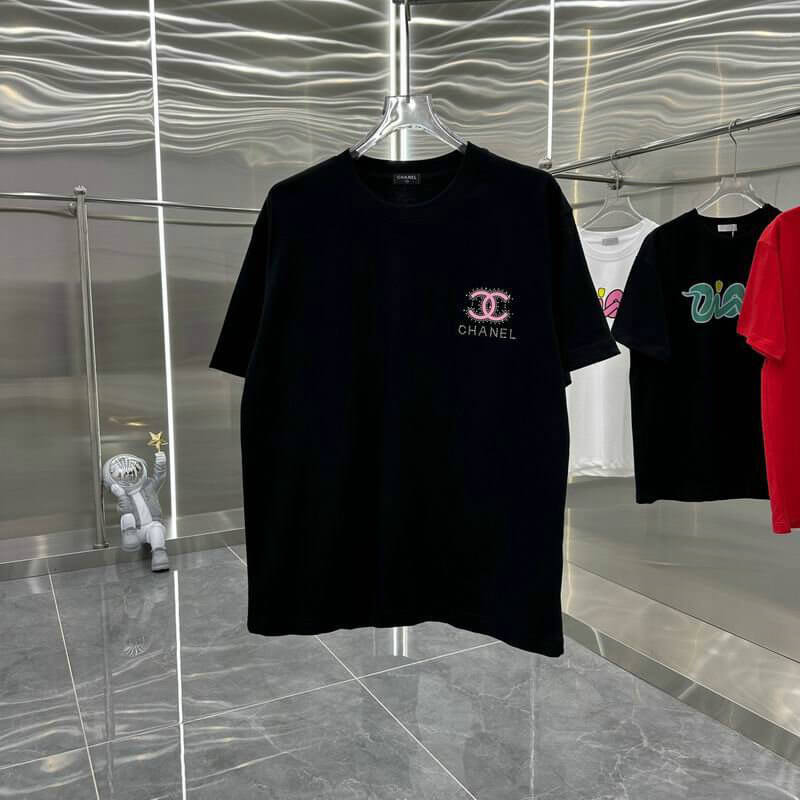 les T-shirts Chanel Femme offrent une élégance et un confort inégalés. Au meilleur prix. Le moins cher design emblématique.