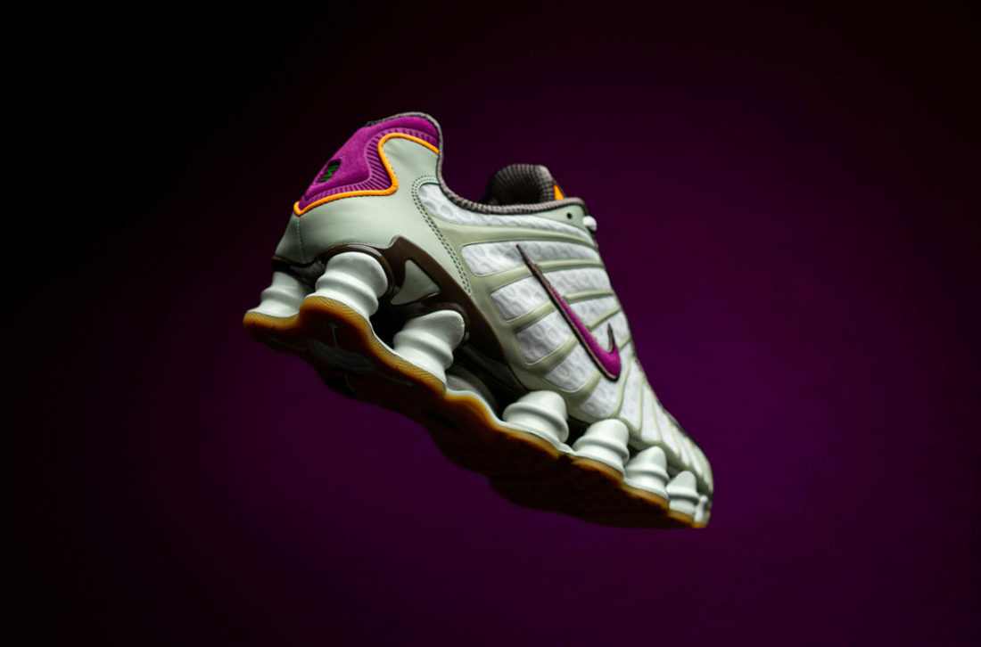 Le modèle baskets  Nike Shox TL Femme illustre l’engagement de Nike pour l'innovation et le design avant-gardiste.