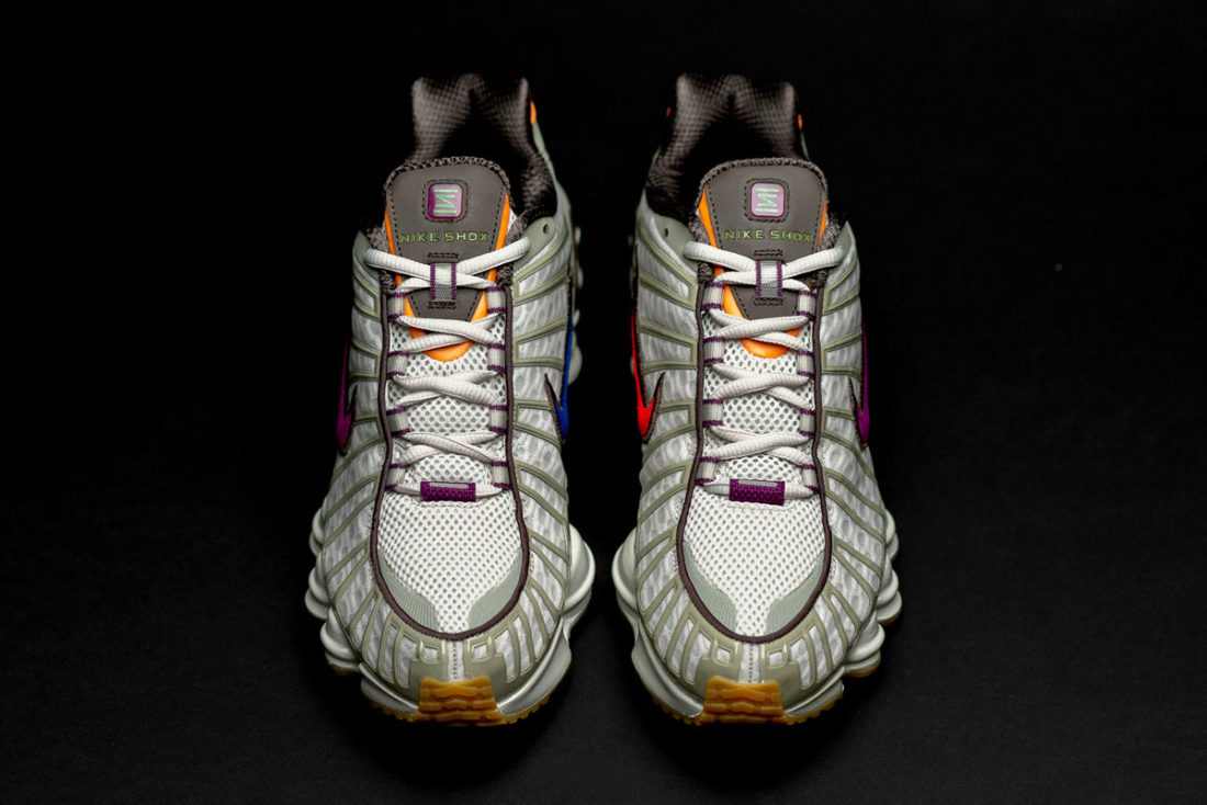 Le modèle baskets  Nike Shox TL Femme illustre l’engagement de Nike pour l'innovation et le design avant-gardiste.