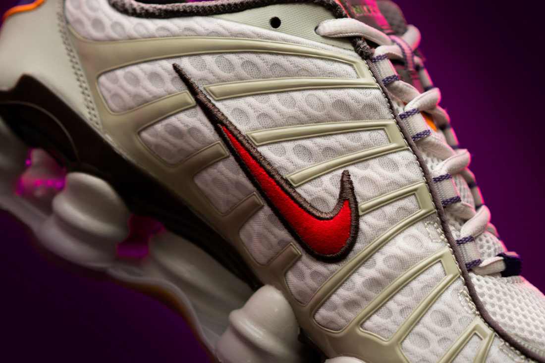 Le modèle baskets  Nike Shox TL Femme illustre l’engagement de Nike pour l'innovation et le design avant-gardiste.