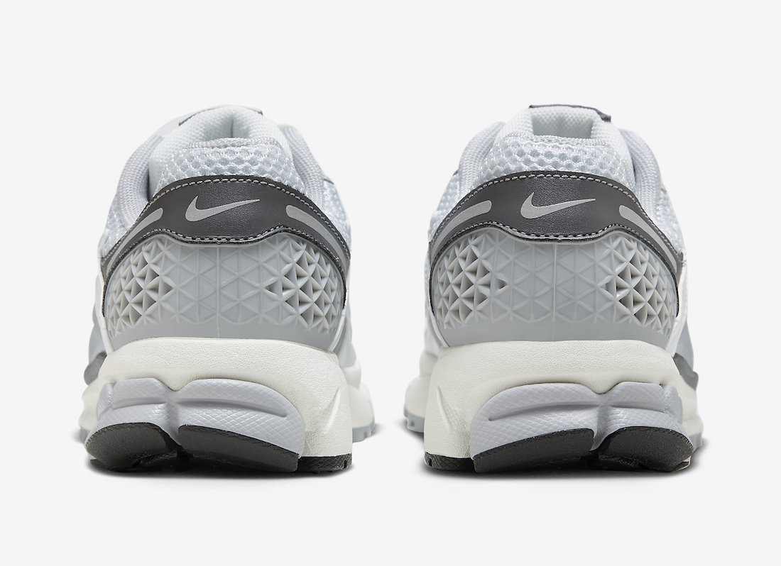 Les baskets Nike Zoom Vomero 5 Wolf Grey Femme représentent le summum de la technologie de course et du style élégant.