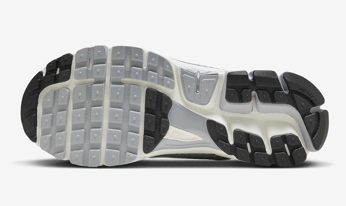 Les baskets Nike Zoom Vomero 5 Wolf Grey Femme représentent le summum de la technologie de course et du style élégant.
