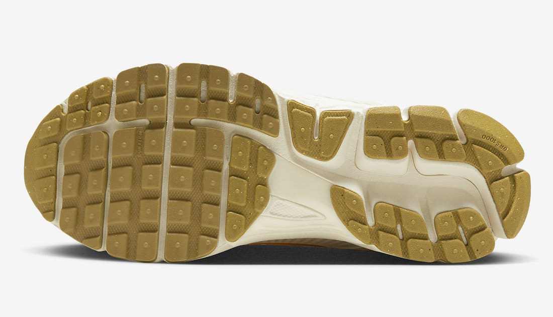 Les baskets Nike Zoom Vomero 5 Cream Femme incarnent l'élégance et la performance dans la gamme de running de Nike.