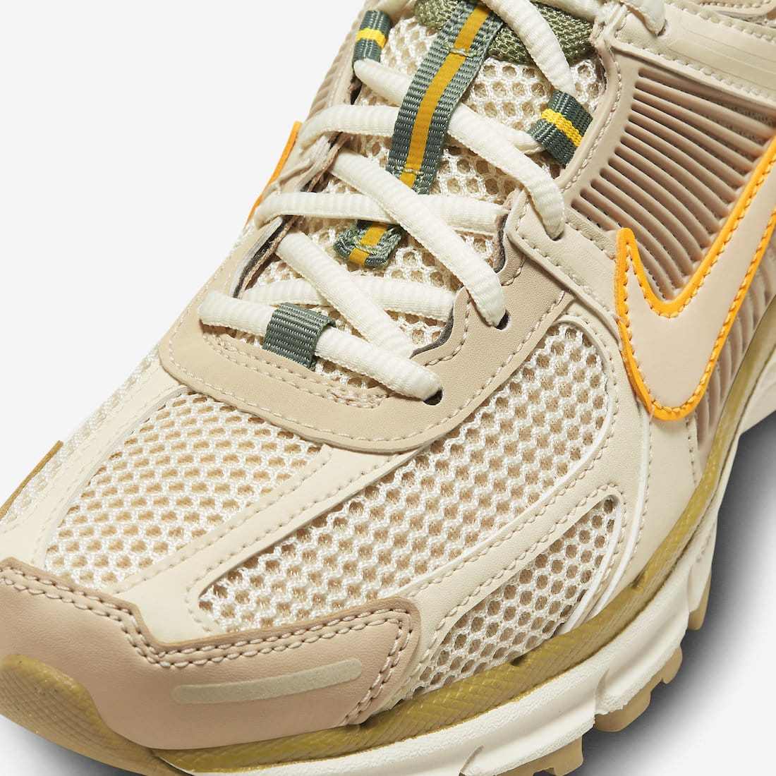 Les baskets Nike Zoom Vomero 5 Cream Femme incarnent l'élégance et la performance dans la gamme de running de Nike.