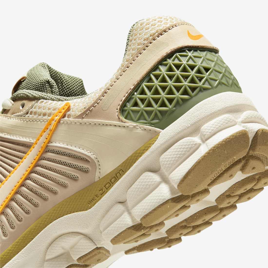 Les baskets Nike Zoom Vomero 5 Cream Femme incarnent l'élégance et la performance dans la gamme de running de Nike.