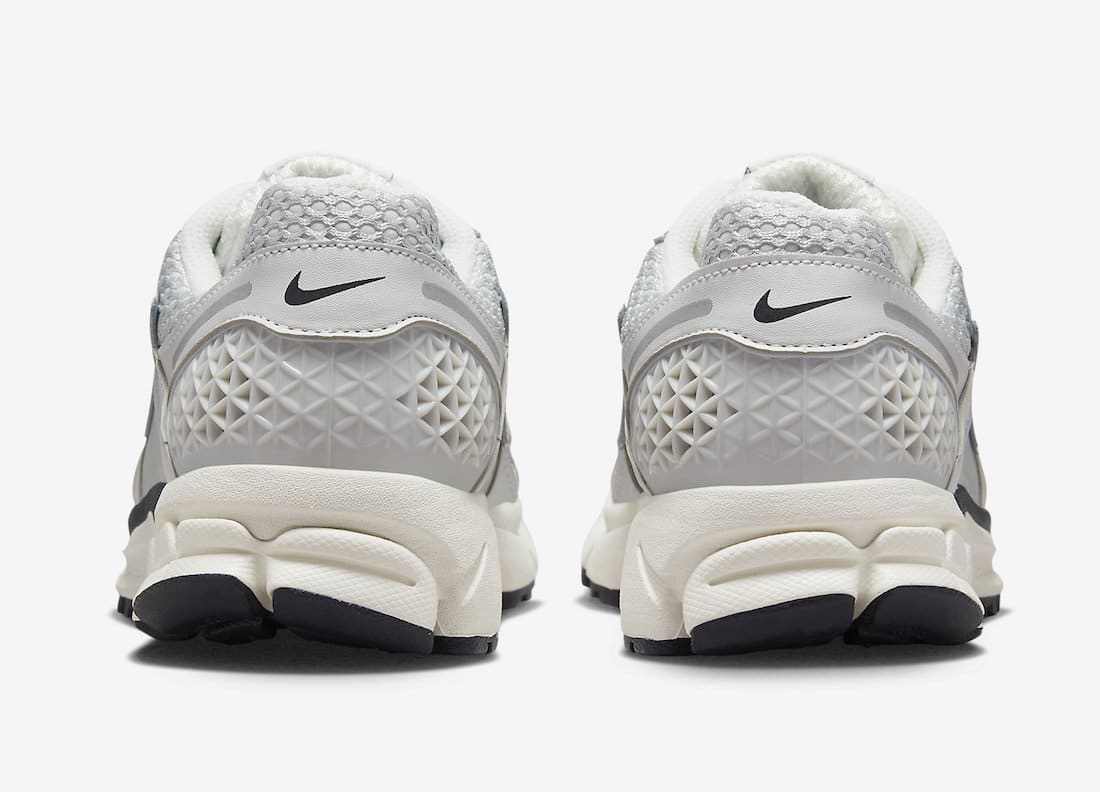 Les baskets Nike Zoom Vomero 5 Photon Dust Femme sont le parfait équilibre entre performance avancée et design élégant.