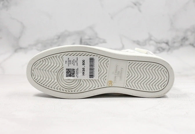 Les sneakers Louis Vuitton Femme représentent l’équilibre parfait entre l’élégance emblématique et l’innovation stylistique.
