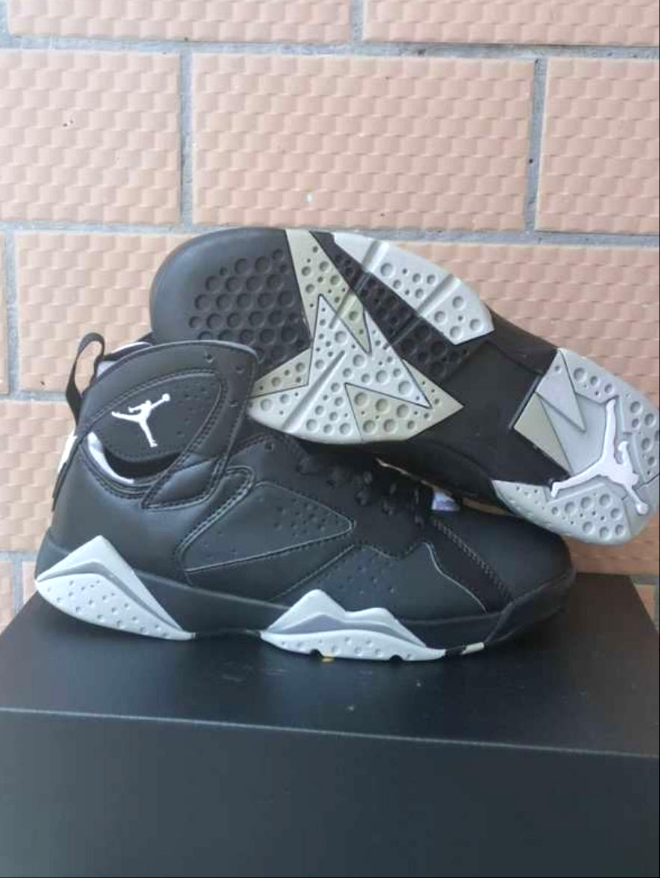 Les baskets Air Jordan 7 offrent un style iconique et une performance légendaire.

De plus, leur design emblématique et leur utilisation.