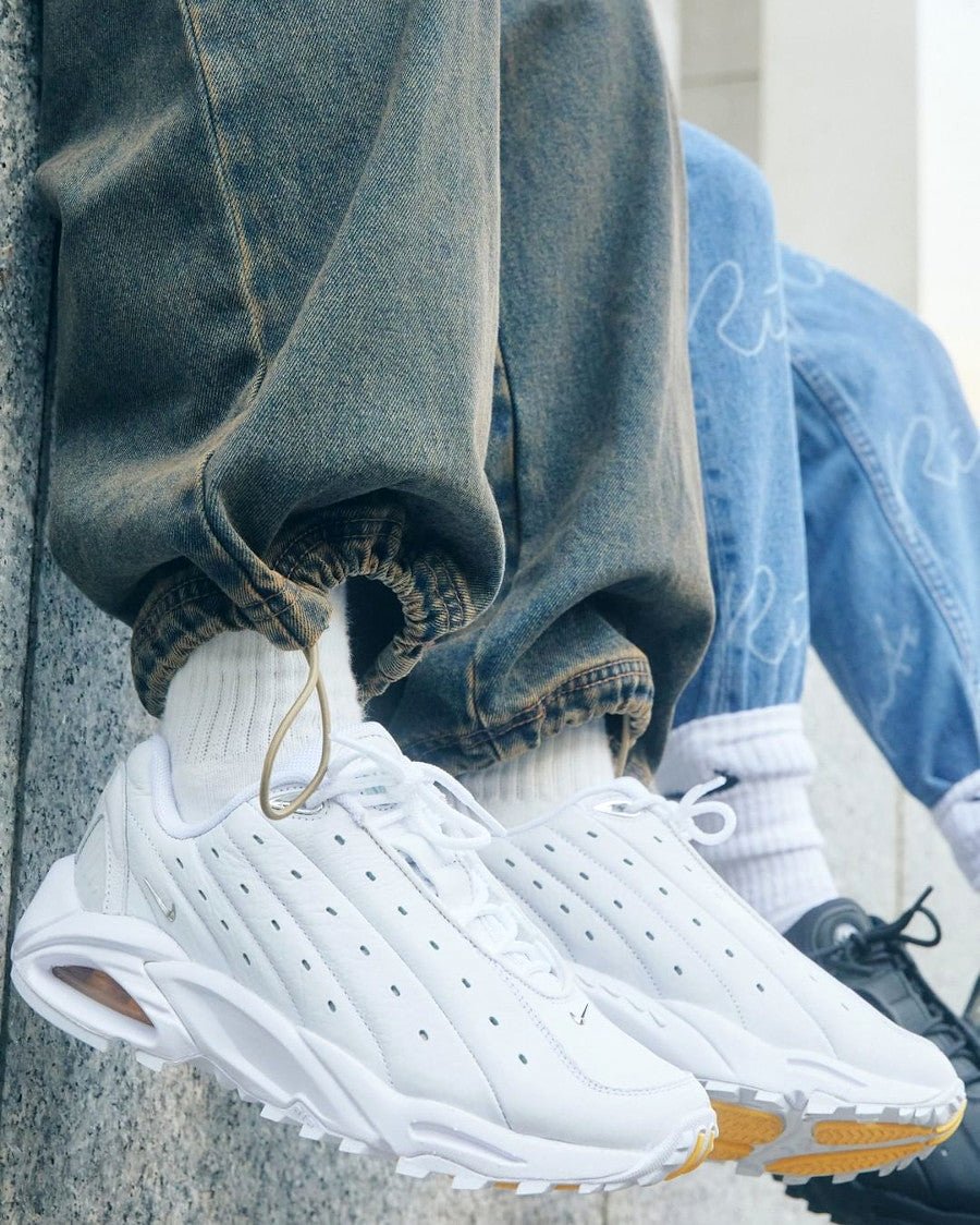 Les baskets Nike Hot Step Air Terra NOCTA "White" Femme, issues de la collaboration avec Drake, allient l'élégance du blanc immaculé avec la performance technique.