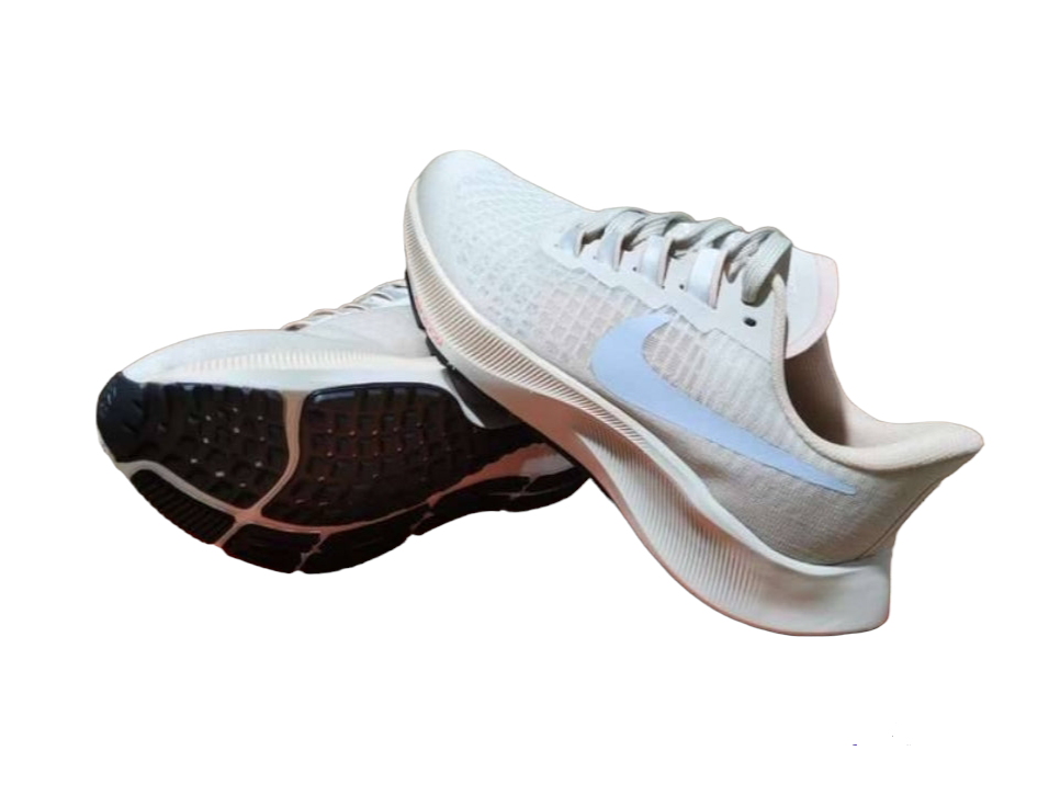 Les baskets Nike Air Zoom combinent style et performance, offrant une expérience unique. Leur design élégant. Pas cher. Le moins Cher.