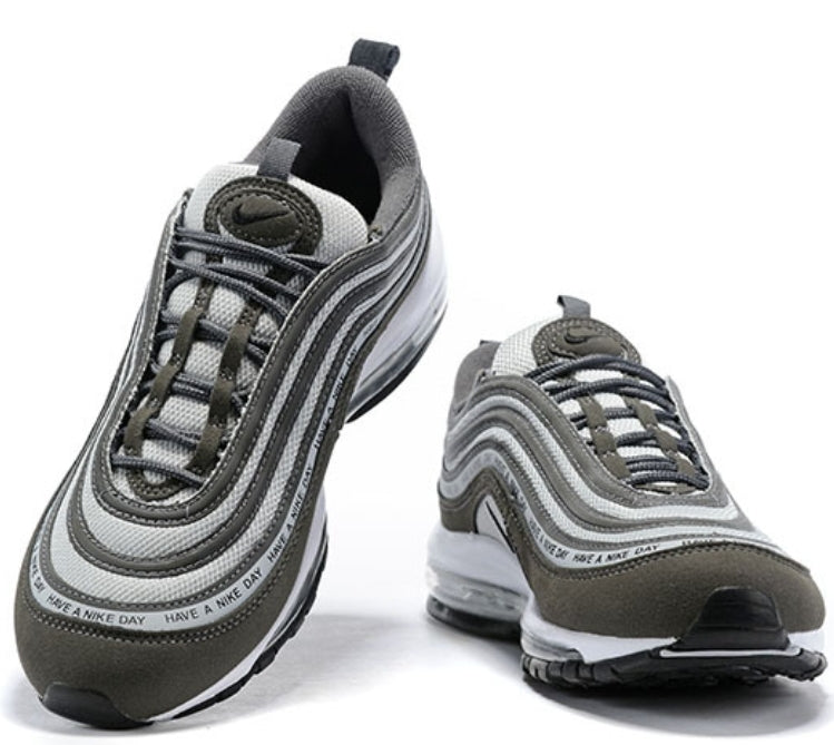 Les baskets Nike Air Max 97 sont synonymes de style emblématique et de confort absolu. Leur design ondulé distinctif.pas cher. Le moins cher. 